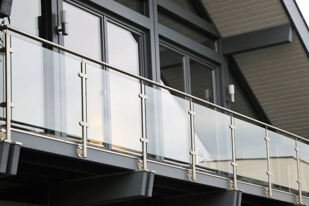 نرده های شیشه ای آلومینیومی مدرن برای تراس خانه